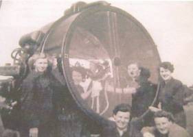 Women operating searchlights 1943
